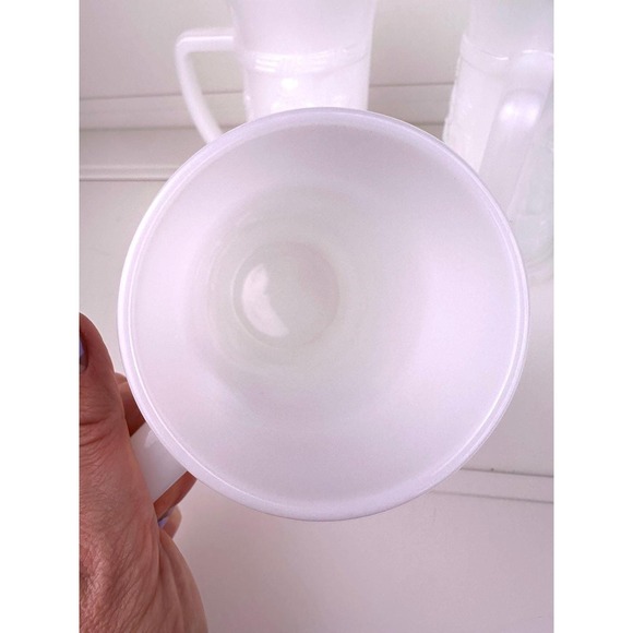 Set of 4 Vintage Opalescent Milk Glass Steins/Tankards w/Pub Scene - Picture 6 of 11